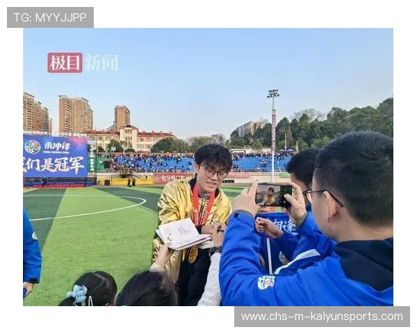 冠军球队球员参与公益拍卖筹款支持基层体育设施，冠军球场