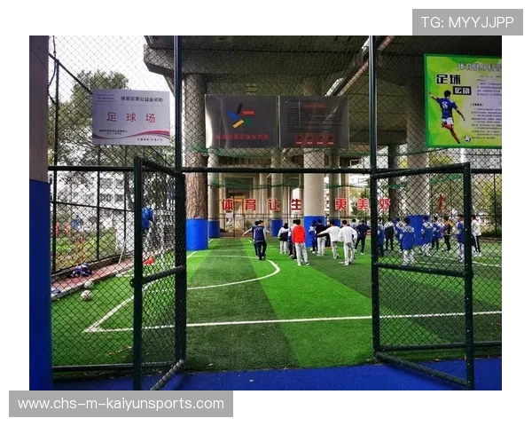 冠军球队球员参与公益拍卖筹款支持基层体育设施，冠军球场